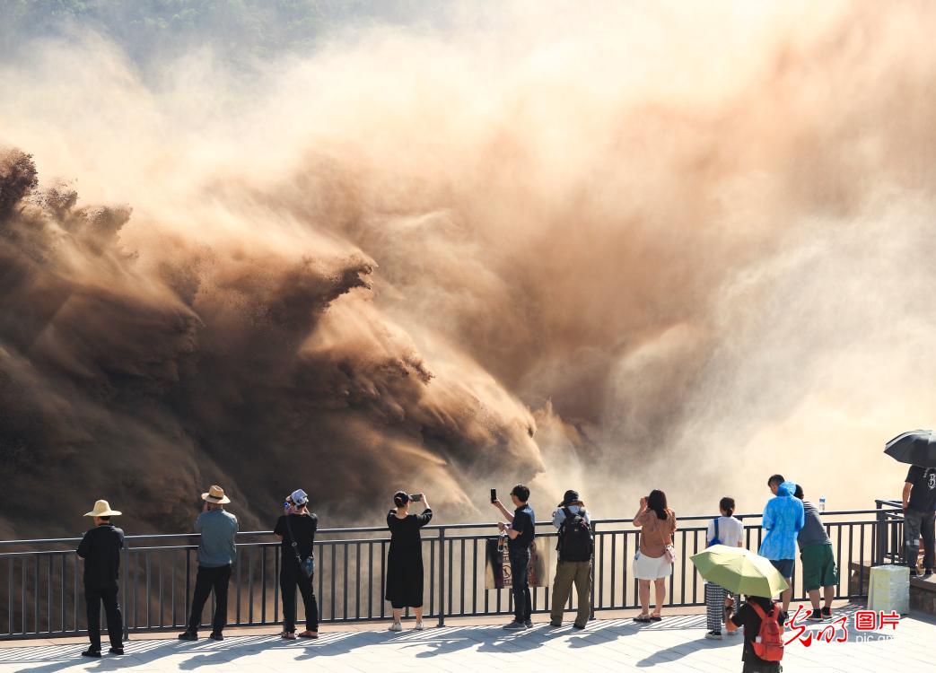 黄河小浪底水库排沙 气势磅礴