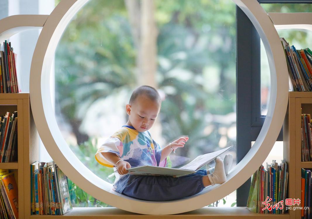 【与书为伴 乐享暑期】城市图书馆变身居民夏日“充电”好去处