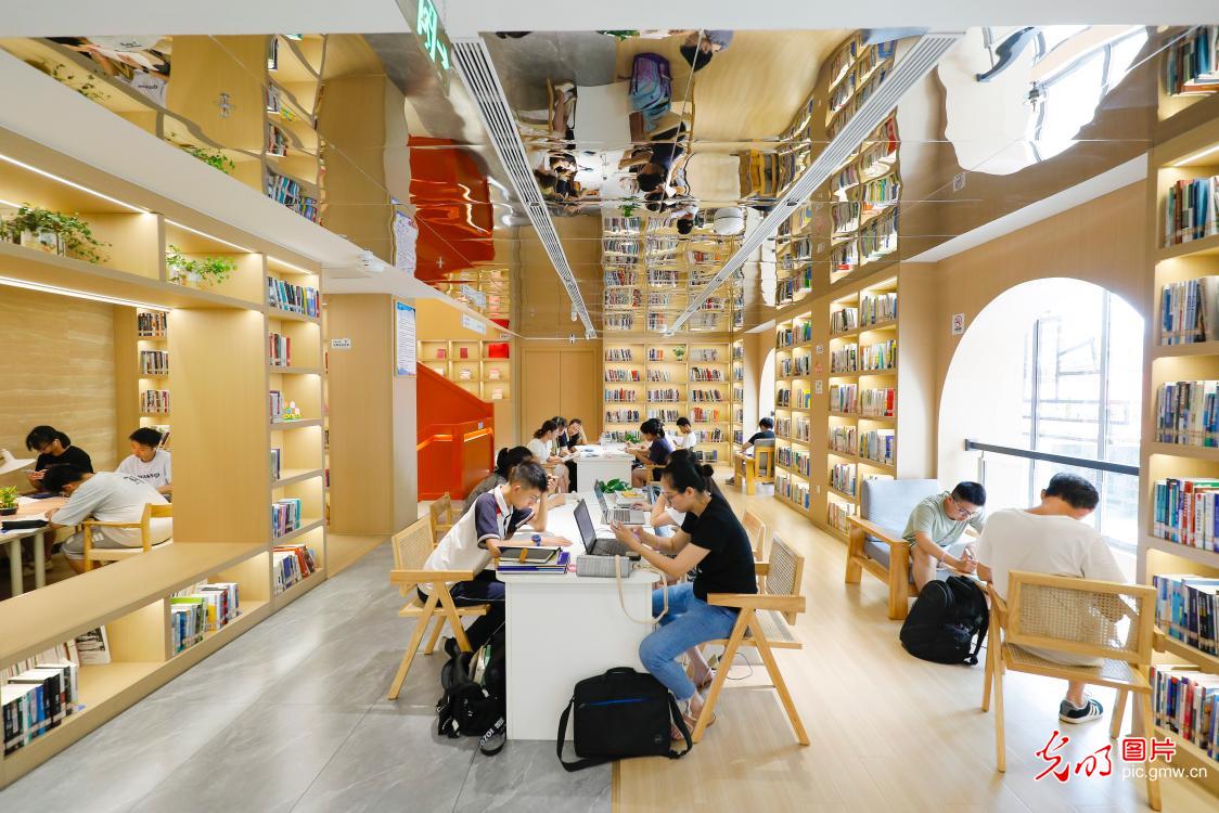 【与书为伴 乐享暑期】城市图书馆变身居民夏日“充电”好去处