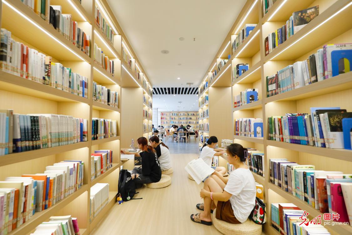 【与书为伴 乐享暑期】城市图书馆变身居民夏日“充电”好去处