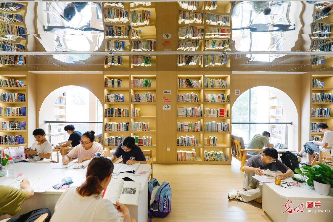 【与书为伴 乐享暑期】城市图书馆变身居民夏日“充电”好去处