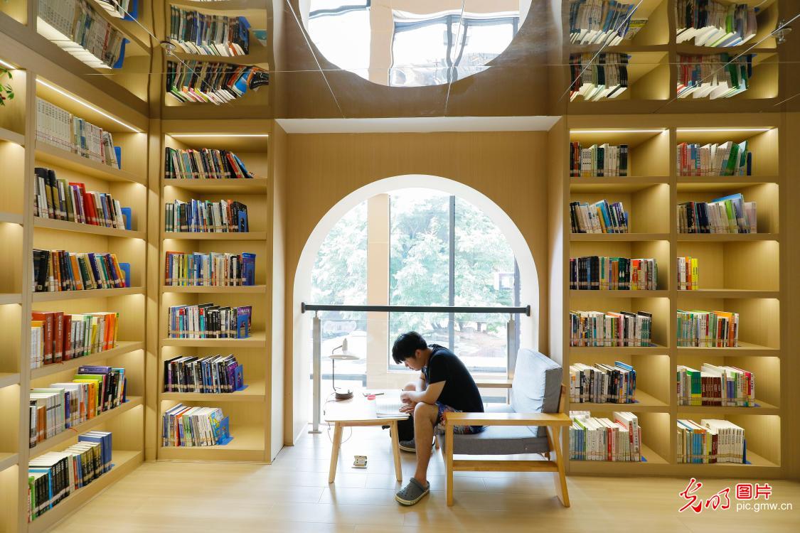 【与书为伴 乐享暑期】城市图书馆变身居民夏日“充电”好去处