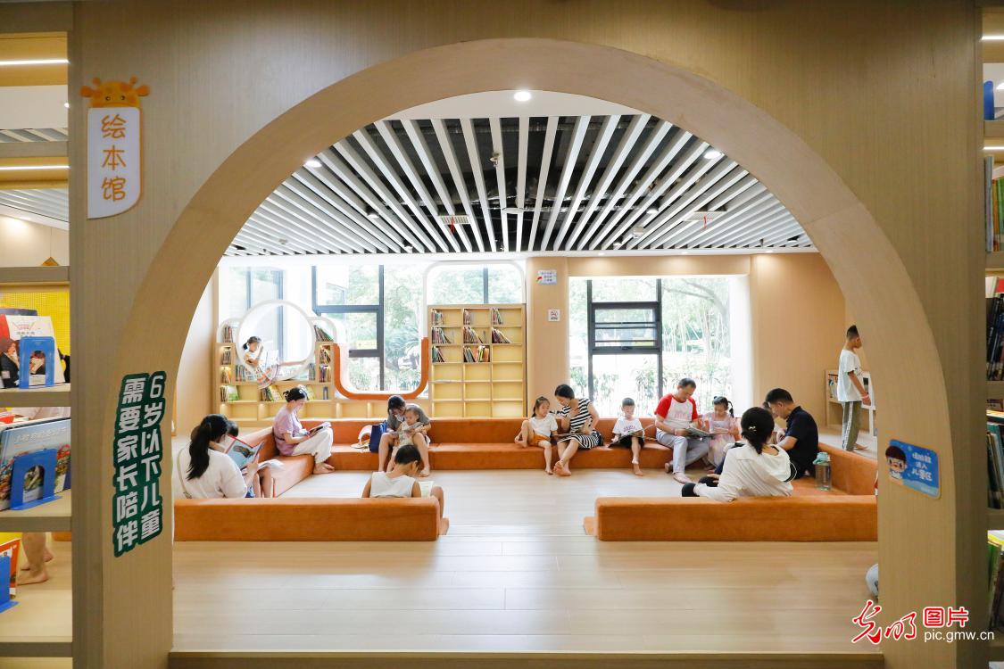 【与书为伴 乐享暑期】城市图书馆变身居民夏日“充电”好去处