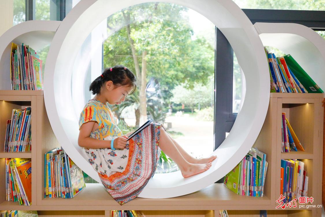 【与书为伴 乐享暑期】城市图书馆变身居民夏日“充电”好去处
