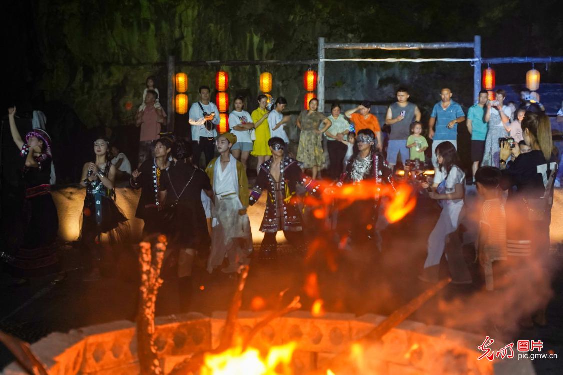 贵州遵义：海龙屯土司小镇开启沉浸式夜游
