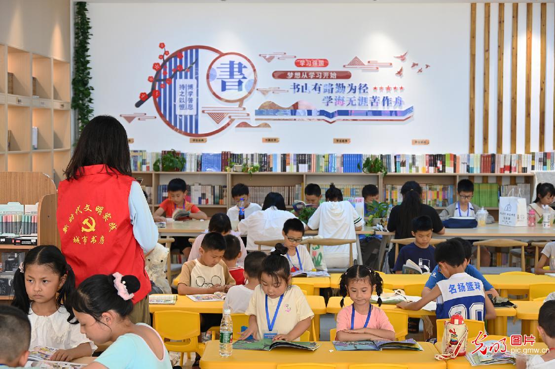 【与书为伴 乐享暑期】纳凉“充电”两不误 各地迎来暑期“读书热”
