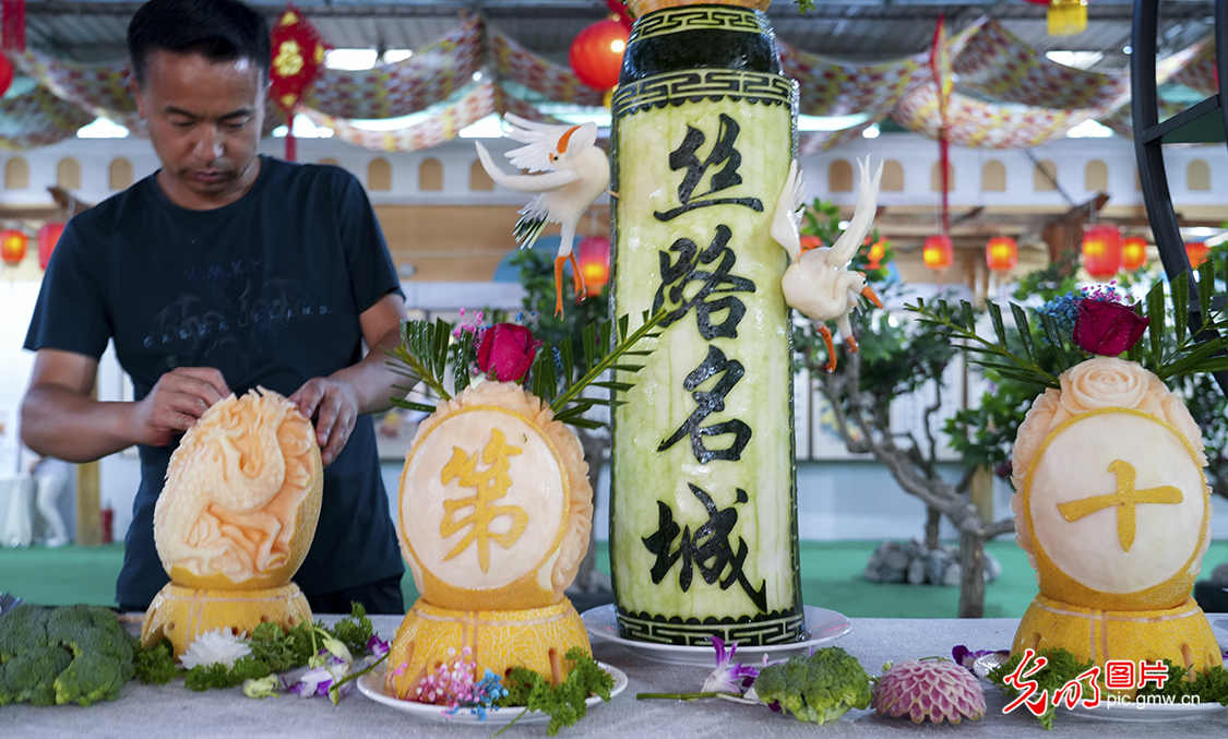 第十七届哈密瓜节开幕 第十七届哈密瓜节开幕