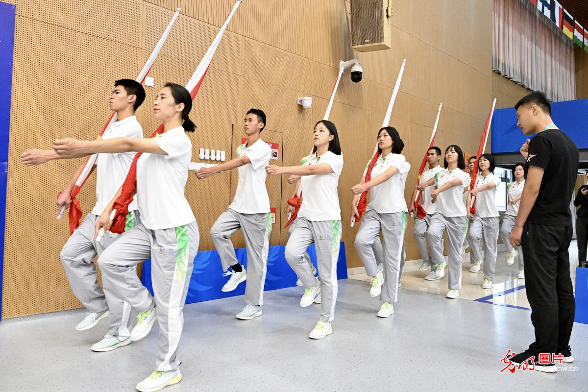 成都大运会颁奖仪式升旗手训练