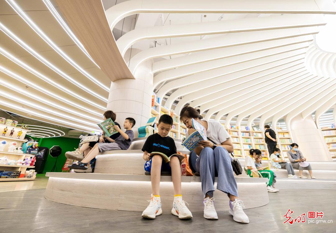 呼和浩特:品味书香“阅”享暑假 呼和浩特:品味书香“阅”享暑假