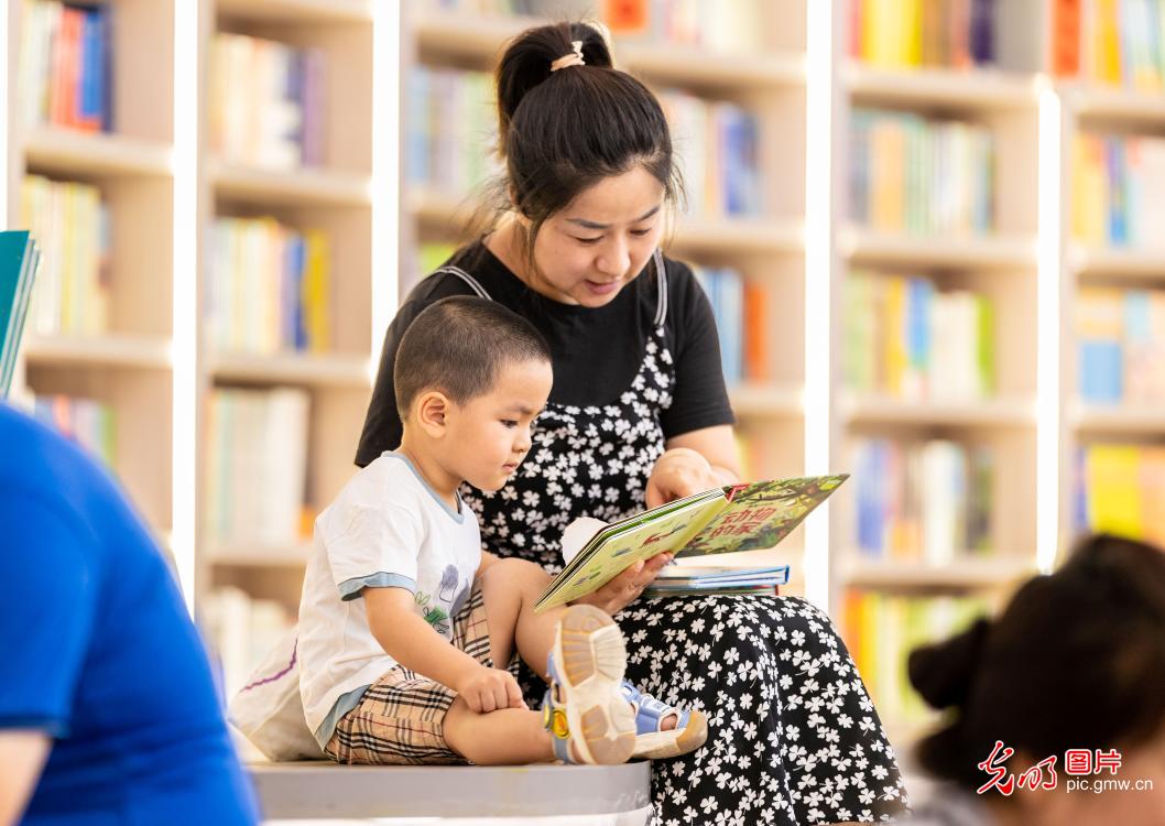 呼和浩特:品味书香“阅”享暑假 呼和浩特:品味书香“阅”享暑假
