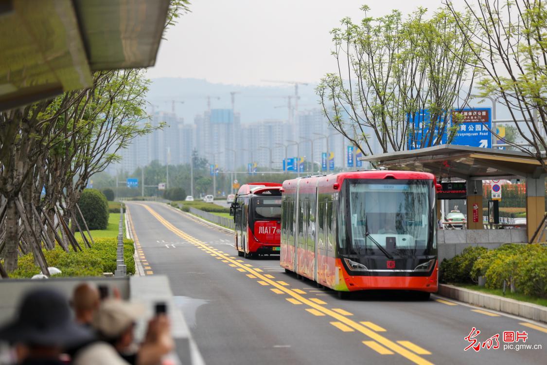 “智轨列车”载客试运行 助力成都大运会