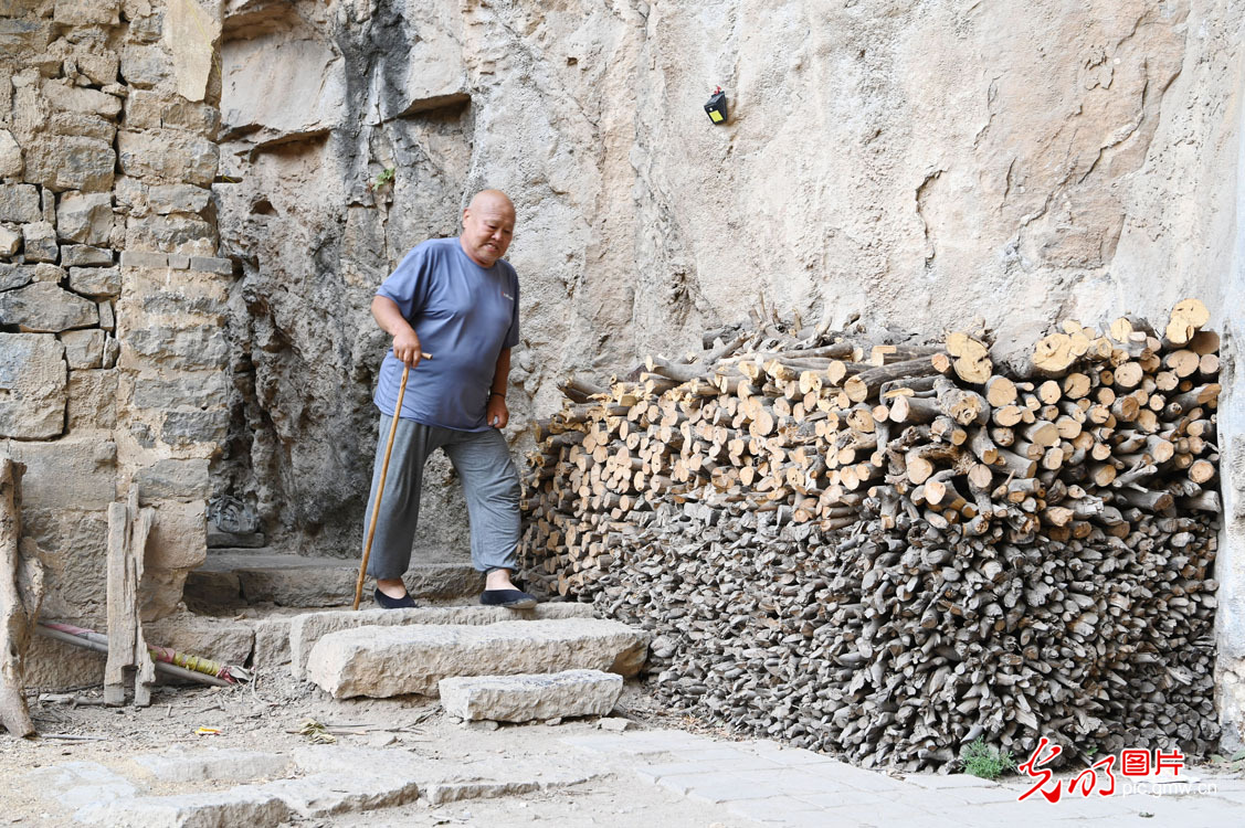 【光明图刊】一座石窟一位老人，33年的守窟故事