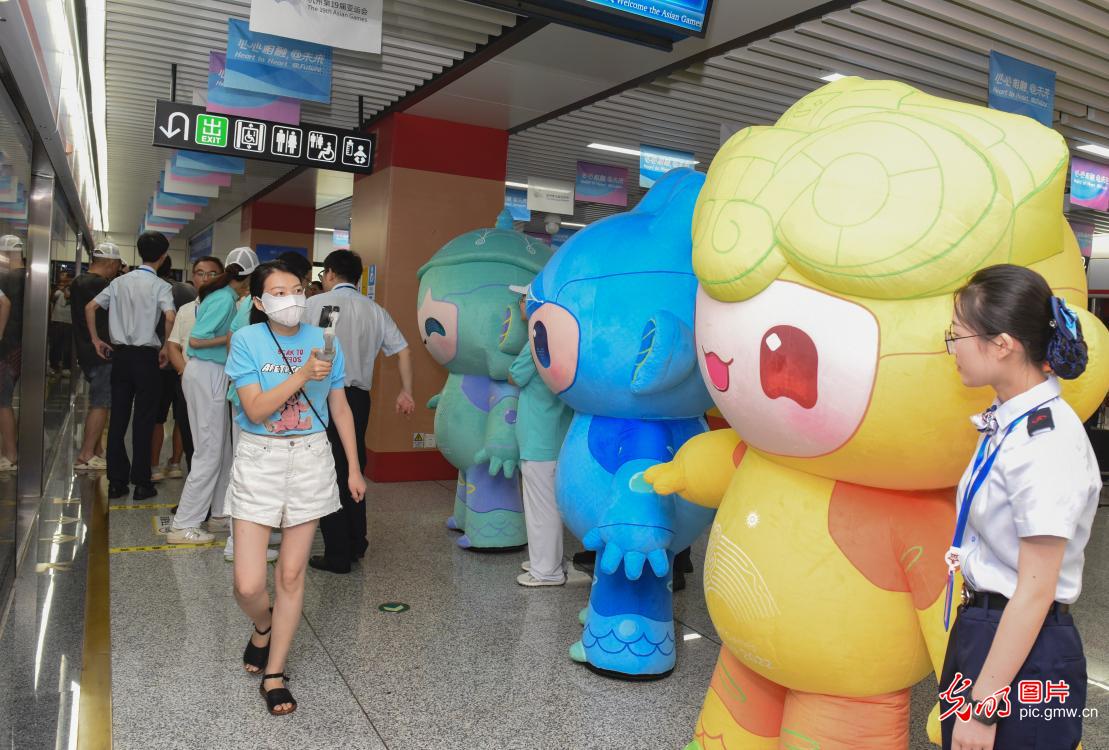 浙江金华：轨道交通“金彩”亚运号主题专列首发