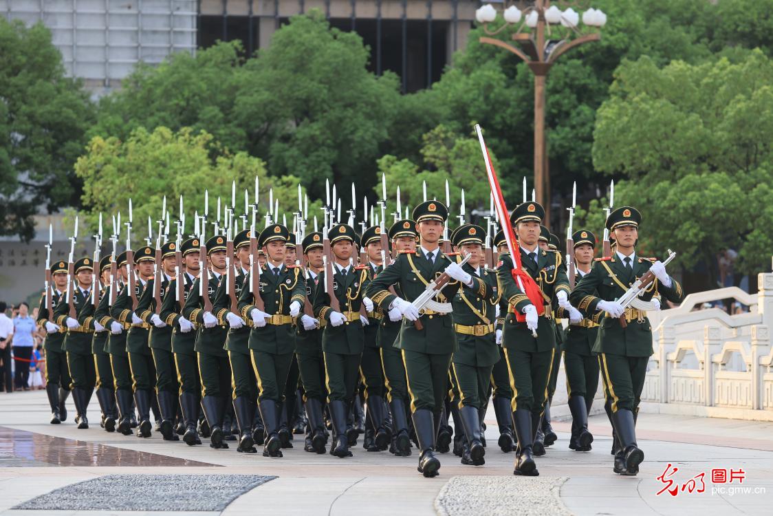 南昌八一广场举行升旗仪式庆祝建军96周年 南昌八一广场举行升旗仪式庆祝建军96周年