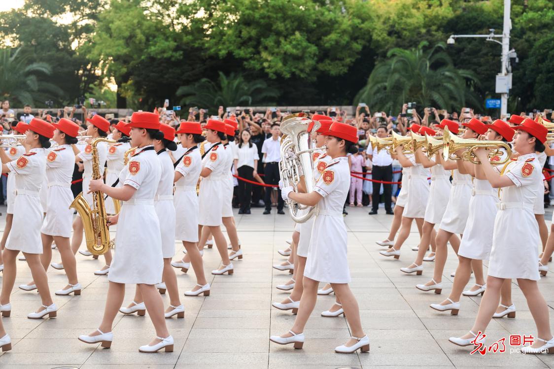 南昌八一广场举行升旗仪式庆祝建军96周年 南昌八一广场举行升旗仪式庆祝建军96周年
