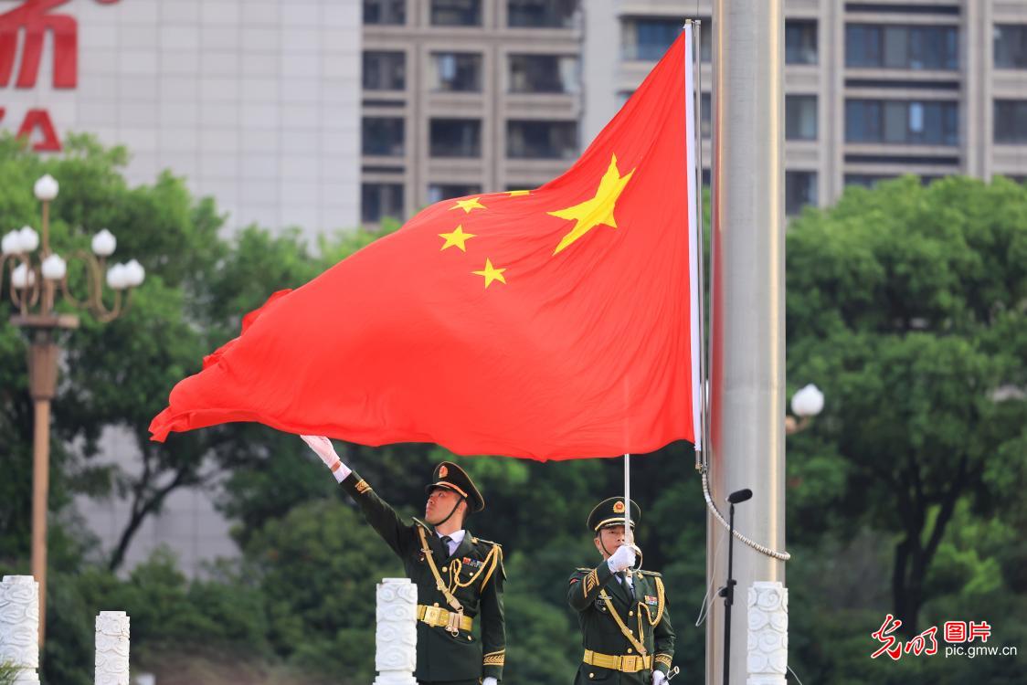 南昌八一广场举行升旗仪式庆祝建军96周年 南昌八一广场举行升旗仪式庆祝建军96周年