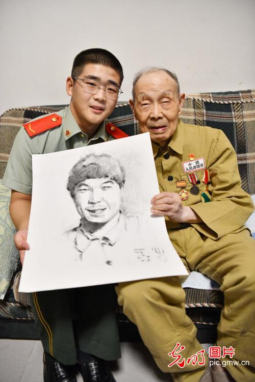 安徽合肥：致敬老兵迎“八一”