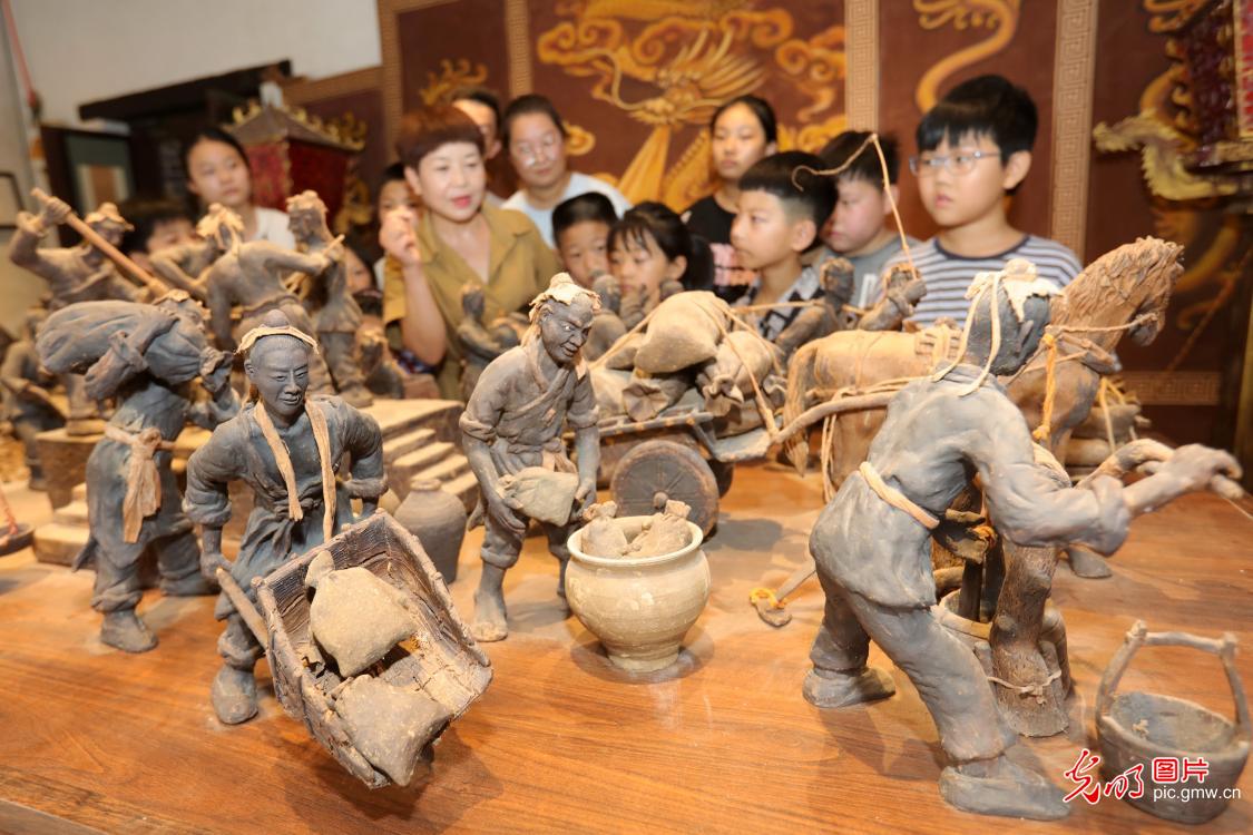 体验“非遗泥塑”度暑假