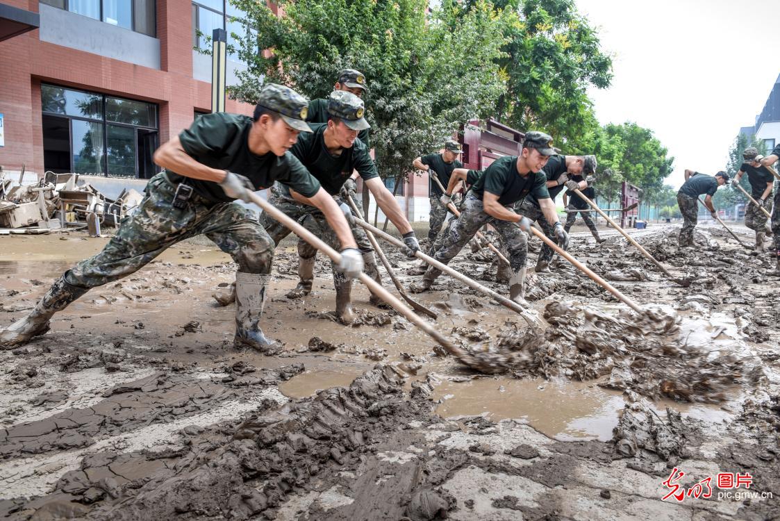 河北涿州：武警官兵清淤除障 助力恢复生活秩序