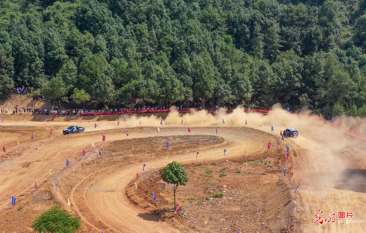 场地越野车争霸赛竞技忙