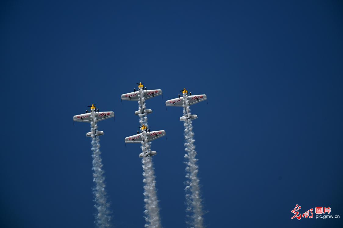 “天空之舞”点燃沈阳法库国际飞行大会