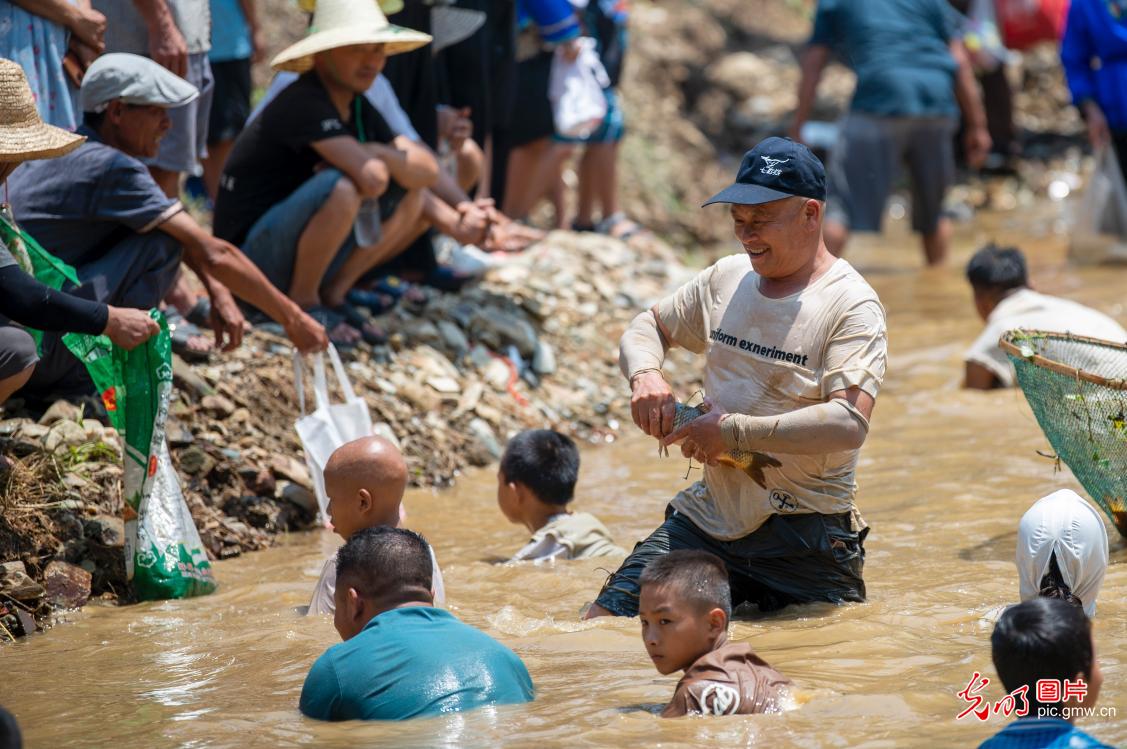 苗族同胞欢度闹鱼节
