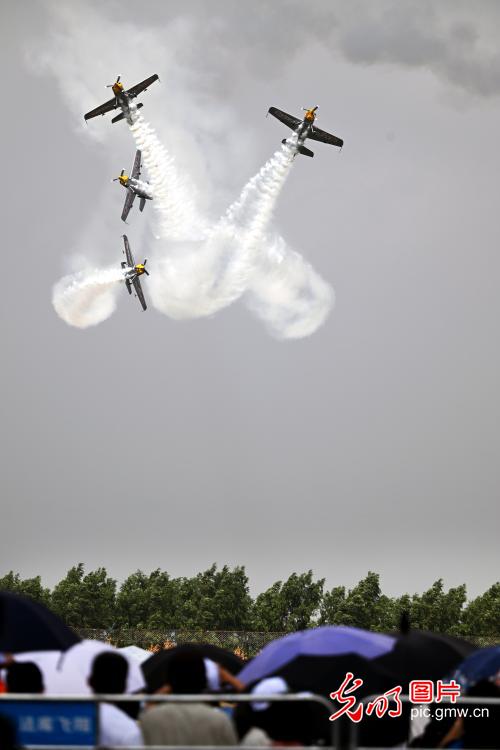 “天空之舞”点燃沈阳法库国际飞行大会