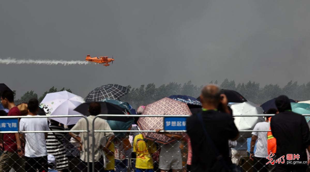 “天空之舞”点燃沈阳法库国际飞行大会