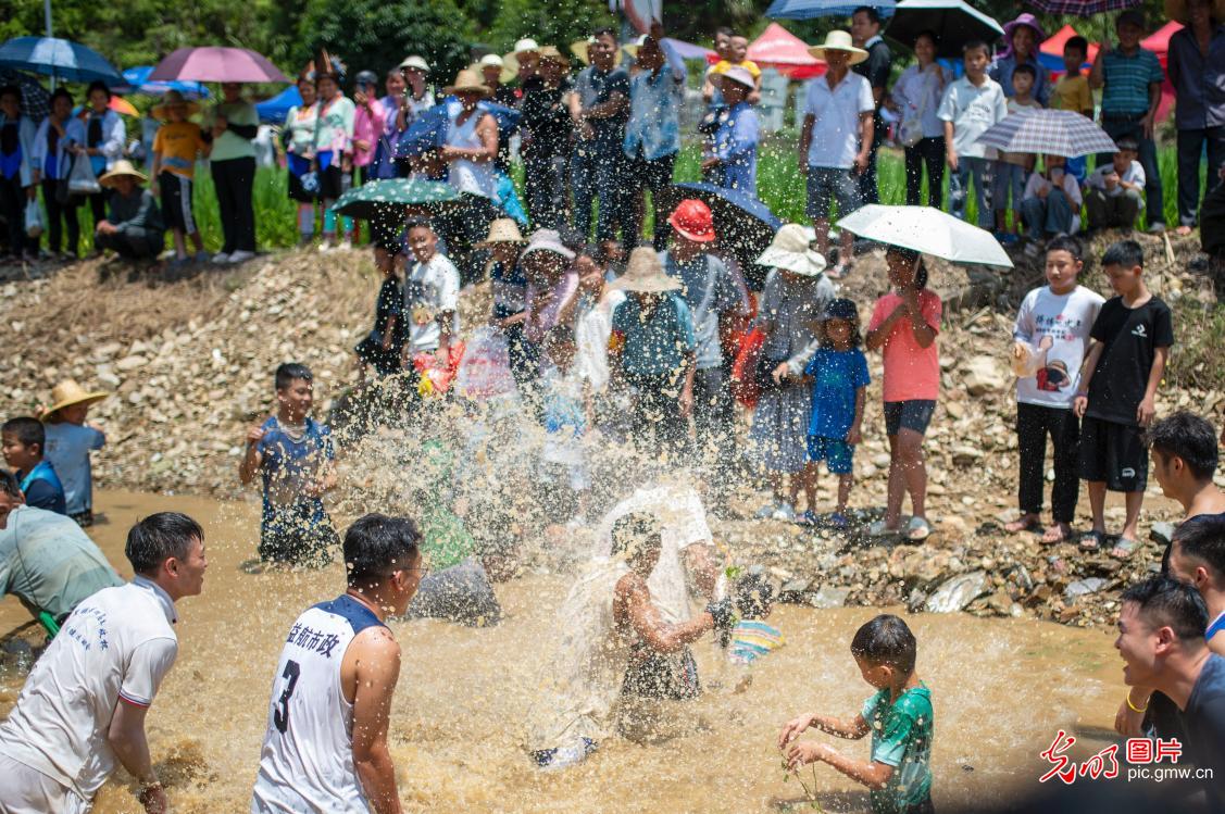 苗族同胞欢度闹鱼节