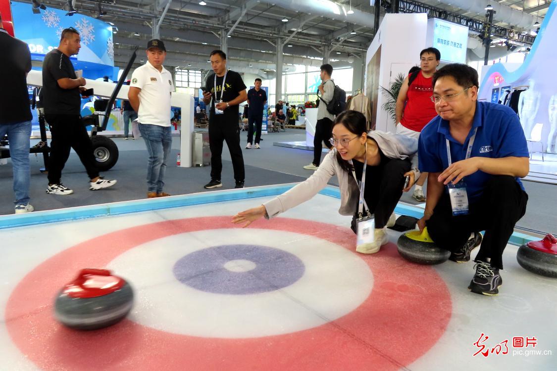 国际冬季运动博览会在北京首钢园举行