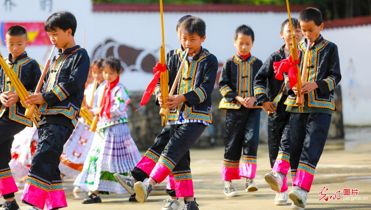 非遗进校园 传承芦笙舞
