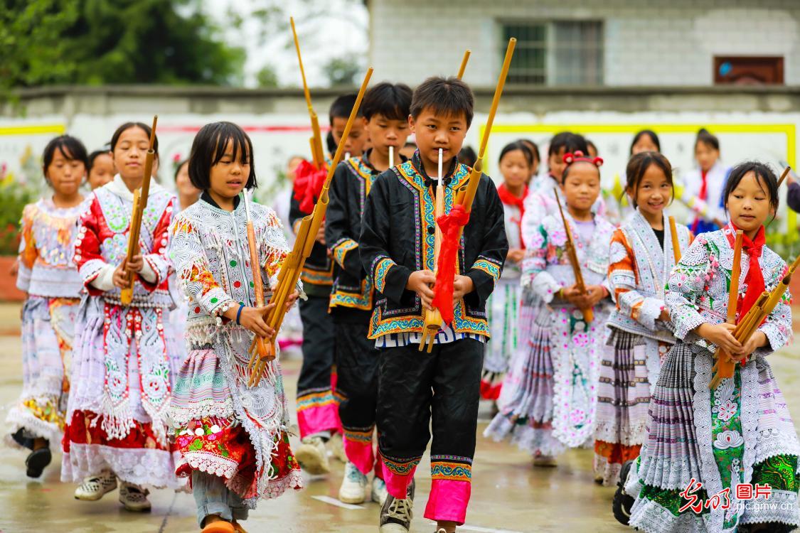 非遗进校园 传承芦笙舞