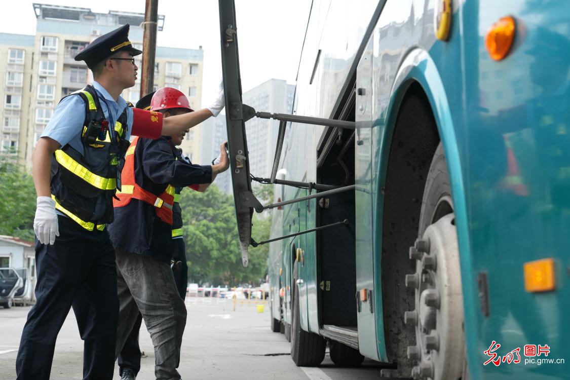 重庆北碚：检查客运车辆 确保运输安全