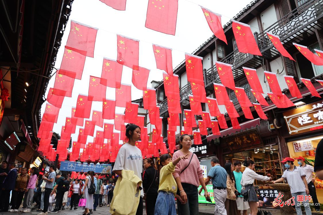 重庆：千年古镇游人如织