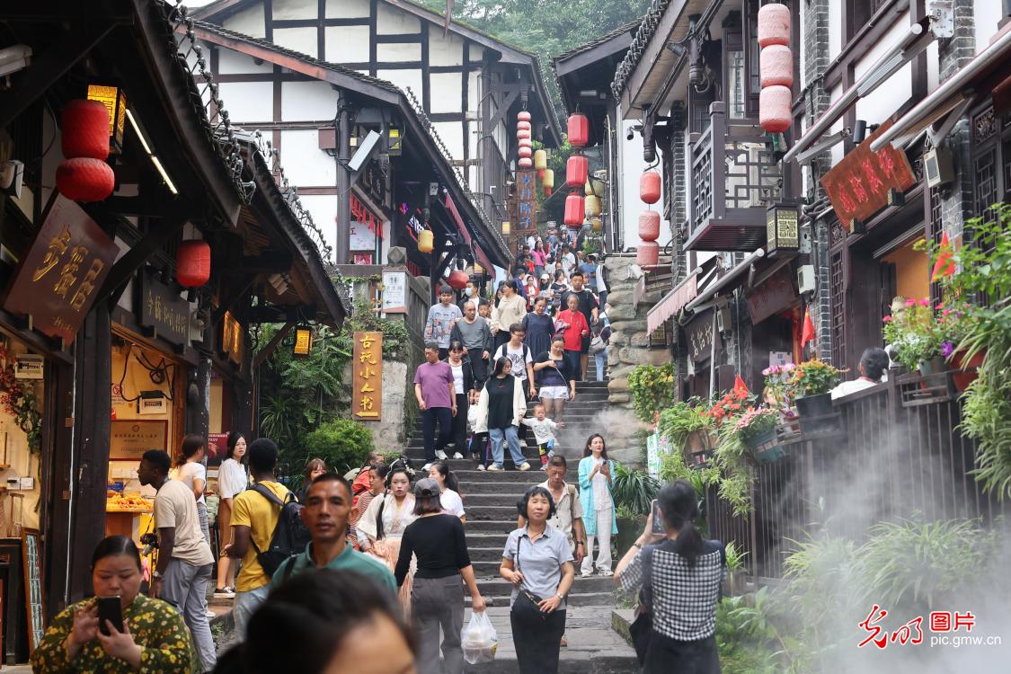 重庆：千年古镇游人如织