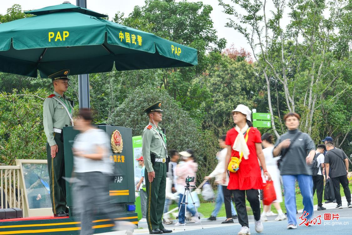 坚守岗位 共度中秋
