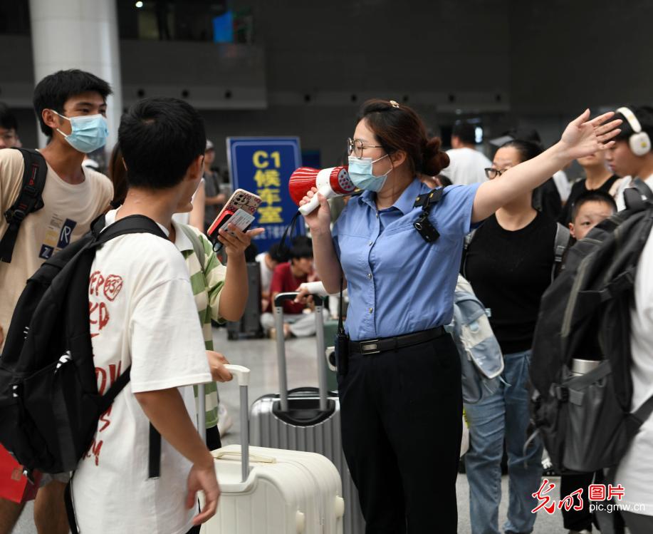 铁路迎来中秋国庆黄金周客流最高峰