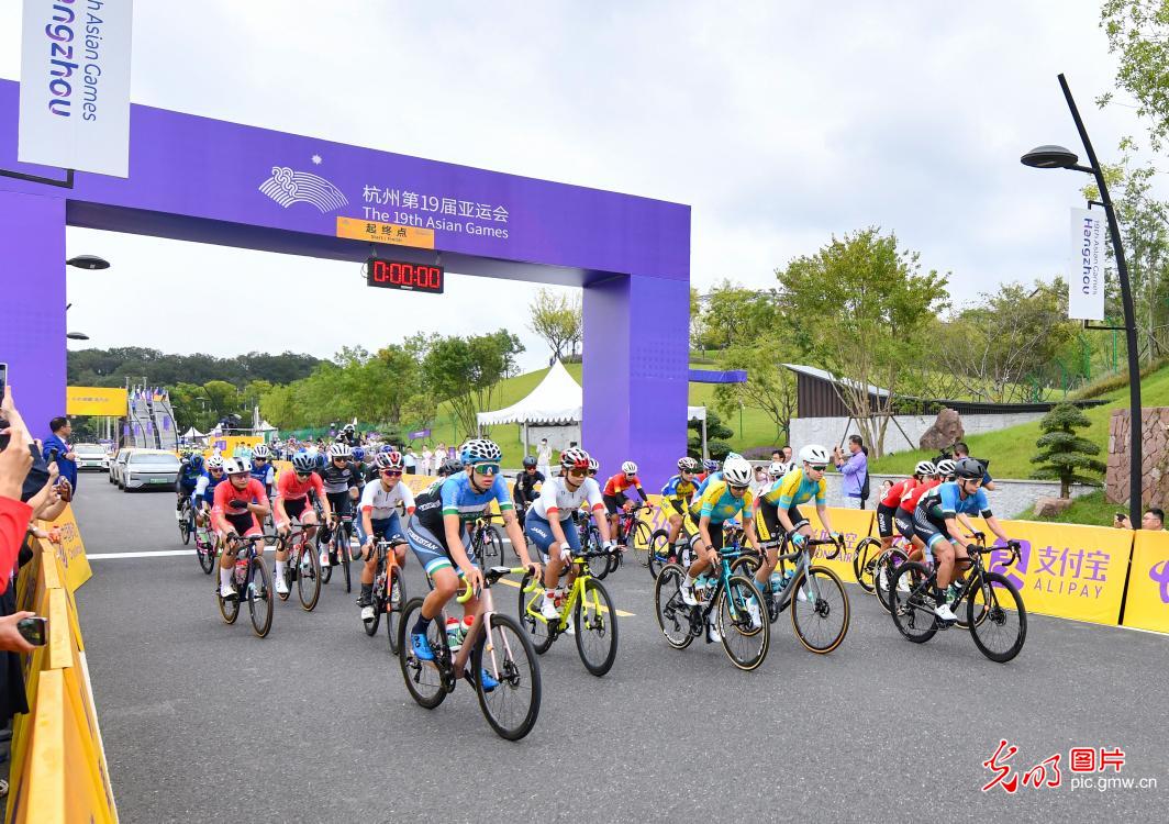 亚运会公路自行车项目女子公路赛开赛