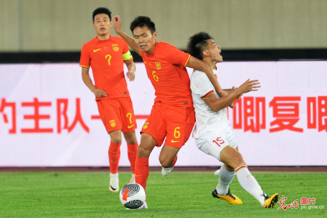 中国国足热身赛2-0击败越南队
