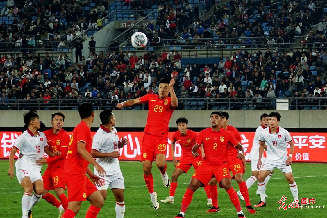 中国国足热身赛2-0击败越南队
