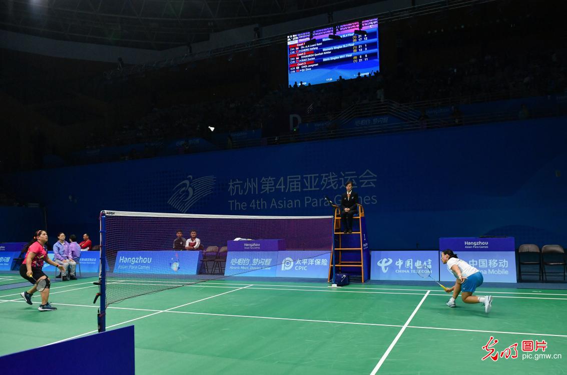 中国选手程和芳获得杭州亚残运会女子羽毛球单打SL4级金牌