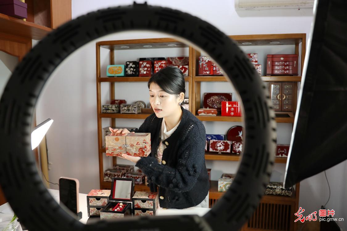 螺钿漆器“手造”工艺品进入产销旺季 螺钿漆器“手造”工艺品进入产销旺季