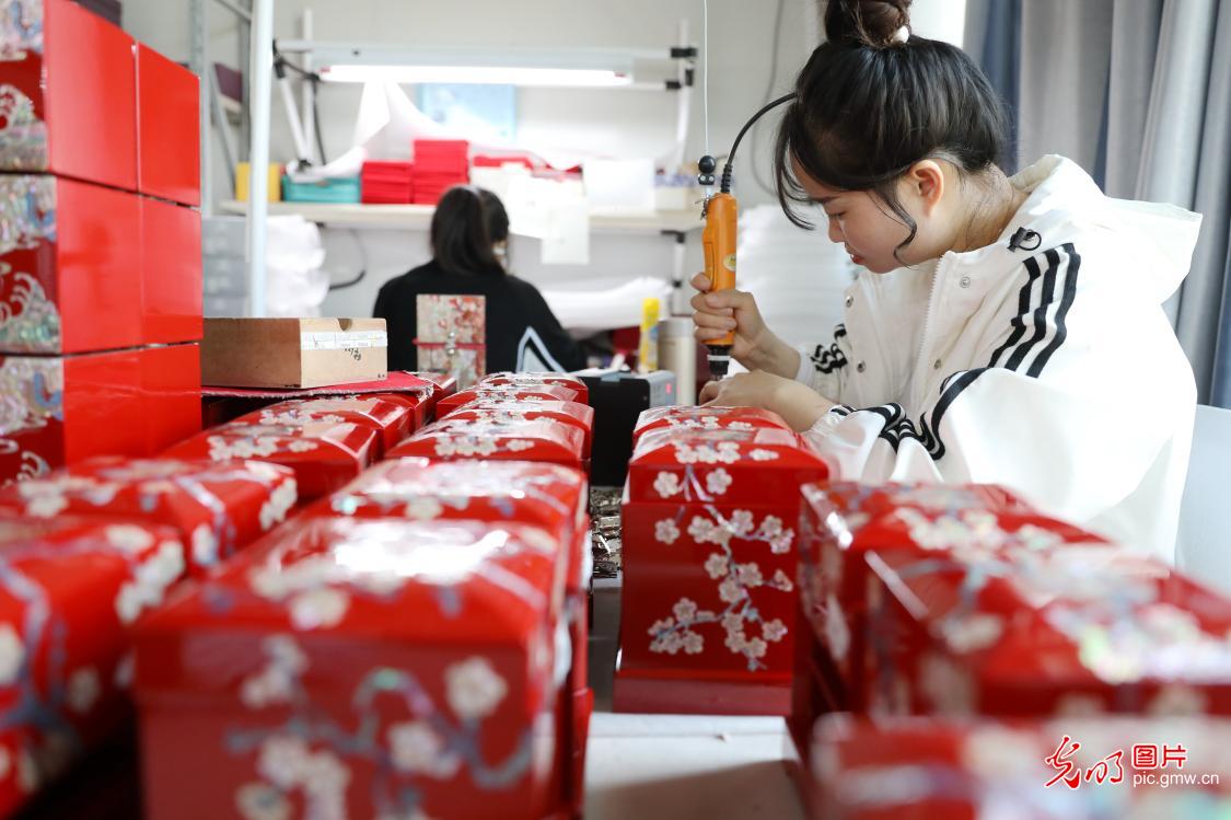 螺钿漆器“手造”工艺品进入产销旺季 螺钿漆器“手造”工艺品进入产销旺季