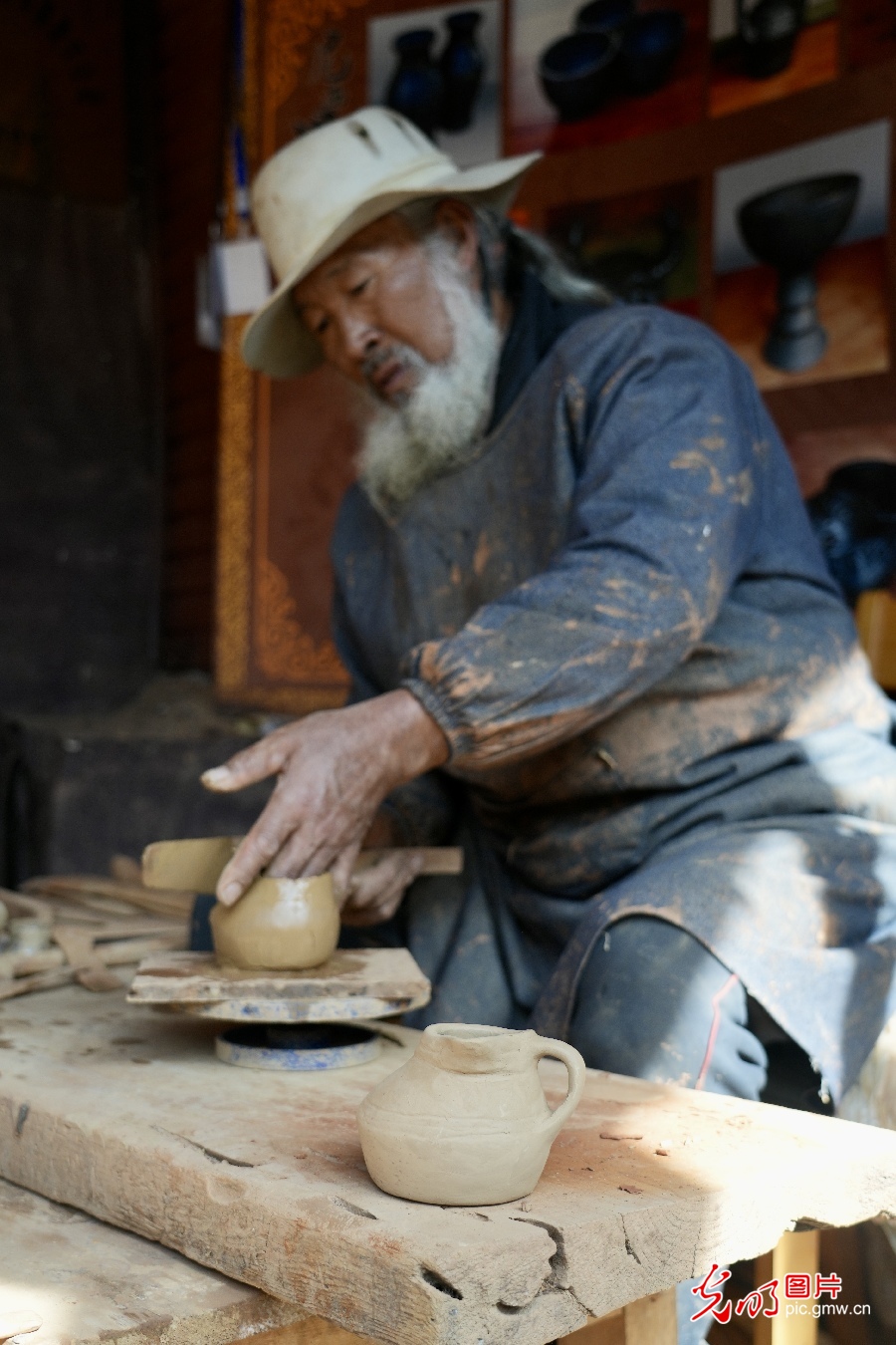【世界的香格里拉】藏族黑陶烧制技艺:古老文化的传承与焕新