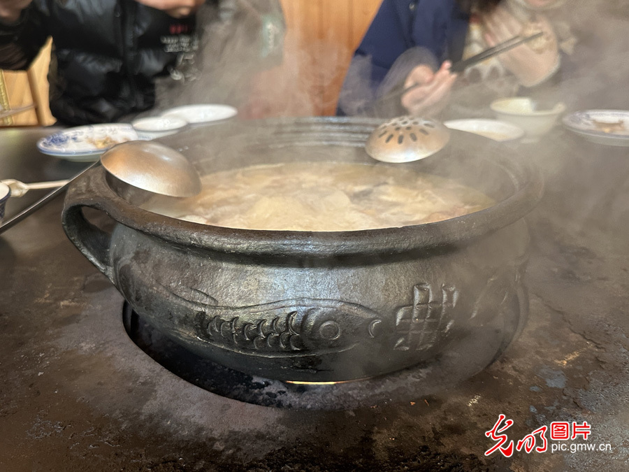 【世界的香格里拉】藏族黑陶烧制技艺：古老文化的传承与焕新