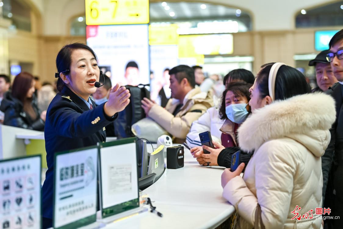 黑龙江哈尔滨：护航旅客降雪天安全出行