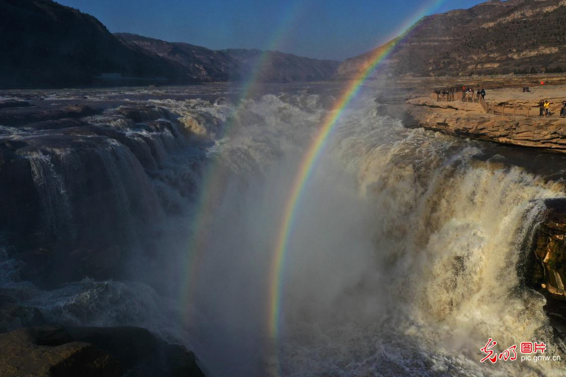 黄河壶口瀑布现“双彩虹”景观
