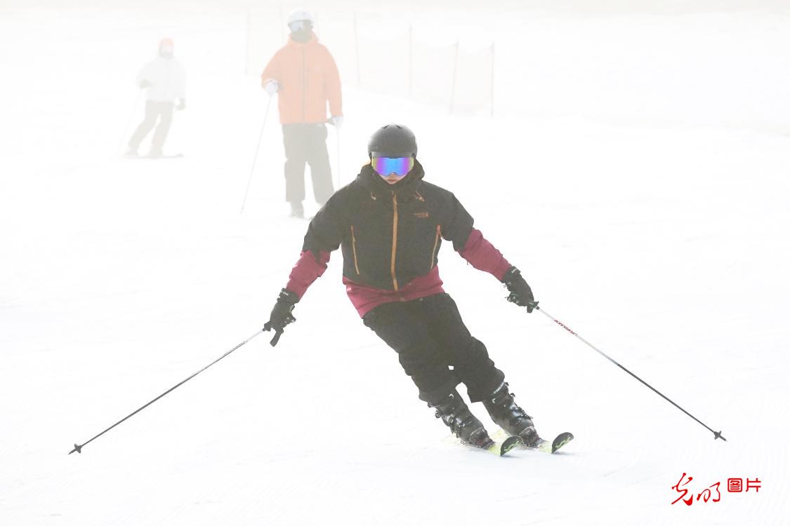 【“冰雪丝路”热传导】滑雪热潮涌动 冬季运动开新篇