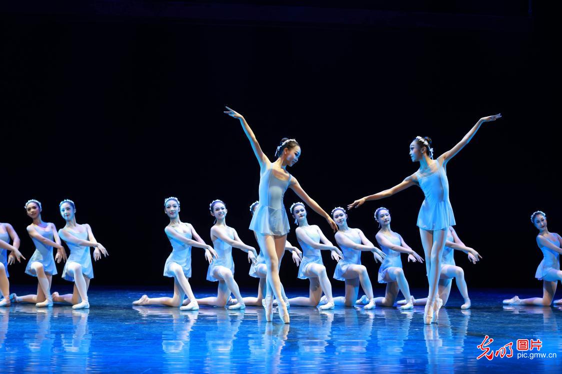湖北武汉：首个大学芭蕾舞专场演出精彩纷呈