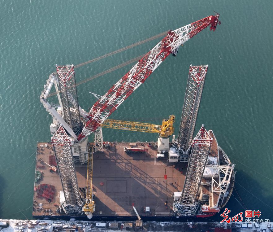 山东烟台：我国最新一代海上风电安装船“博强3060”交付
